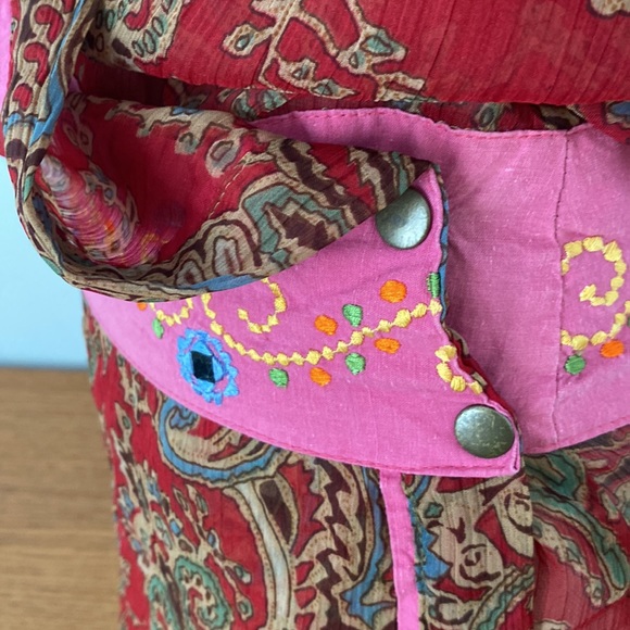 Made in Nepal wrap around wine paisley short sleeved blouse. Ties inside… - Picture 8 of 17